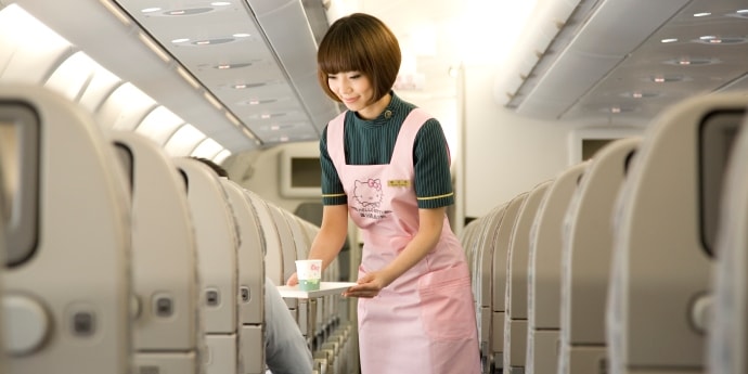 Nhan viên phục vụ máy bay Hello Kitty